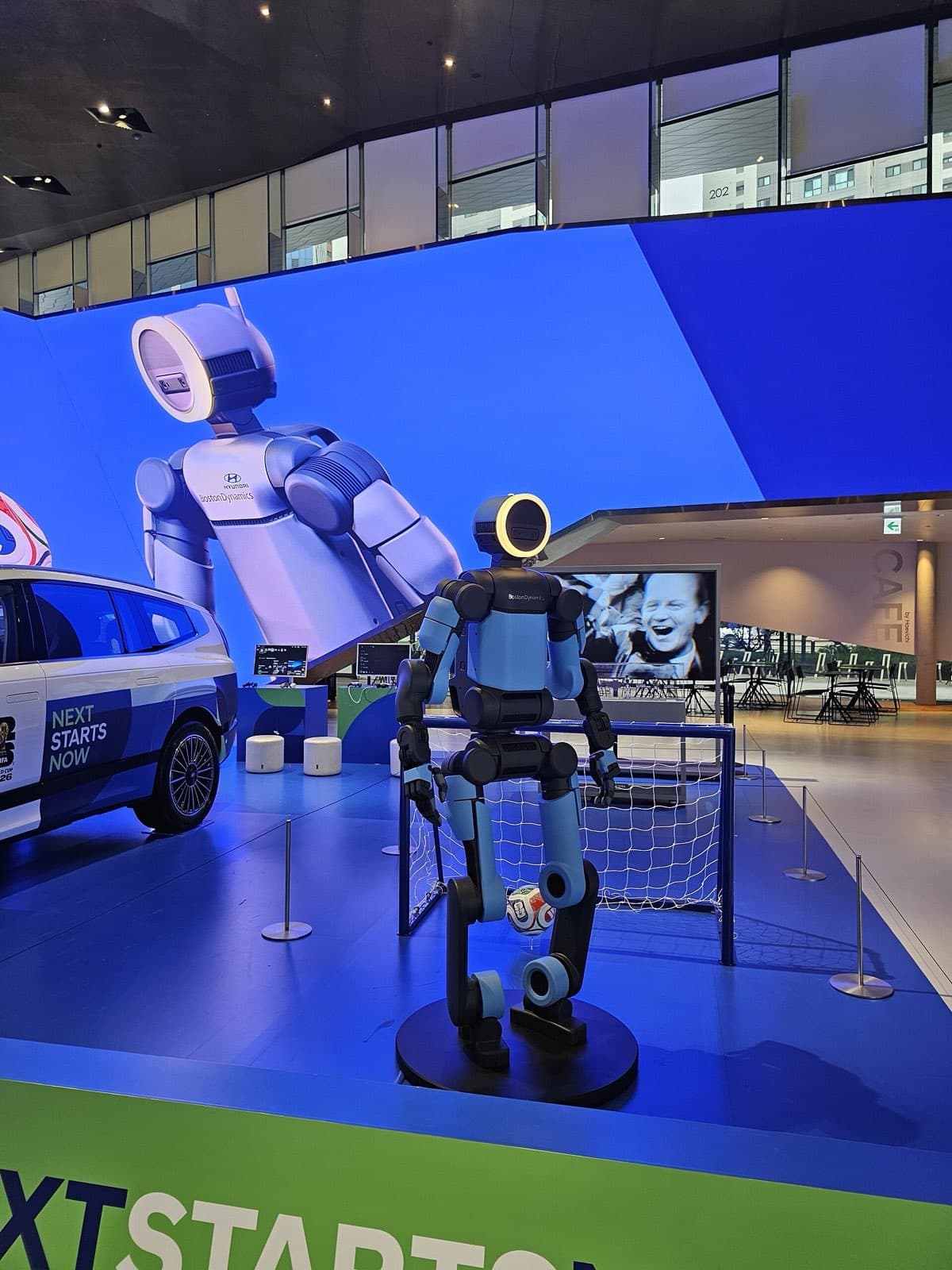 Elektrischer Boston Dynamics Atlas in einem Ausstellungsraum