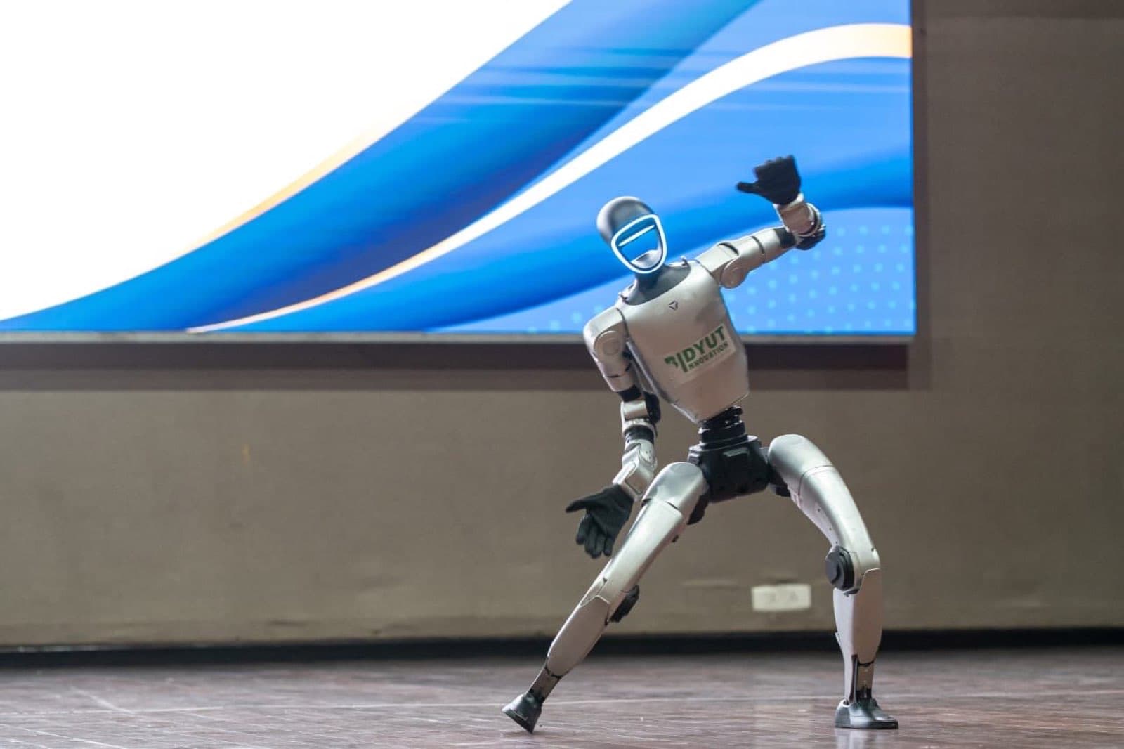 Humanoider Roboter bei einer Vorführung auf einer Messe