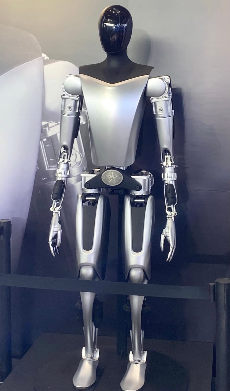 Tesla Optimus humanoider Roboter in einer Ausstellung